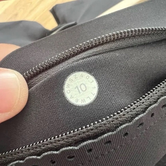 Lululemon Mind Over Miles Crop 17” in Black (10) - Picture 6 of 10